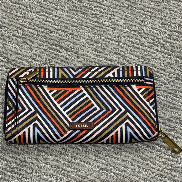 Fossil Chevron Pattern Wallet with Navy, Orange, and Cream
New without tags - Picture 1 of 4
